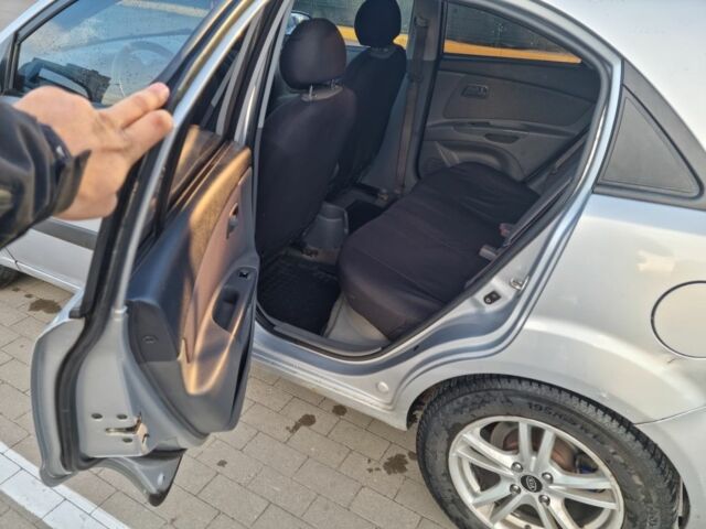 Серый Киа Рио, объемом двигателя 1.4 л и пробегом 200 тыс. км за 4200 $, фото 6 на Automoto.ua