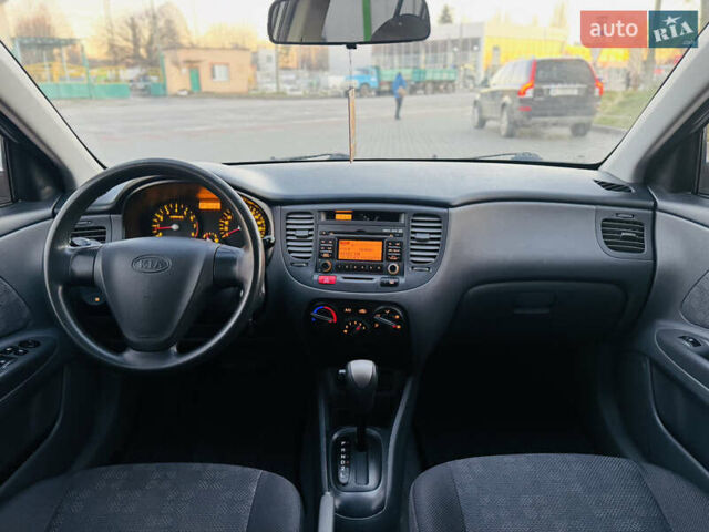 Сірий Кіа Ріо, об'ємом двигуна 1.4 л та пробігом 190 тис. км за 6000 $, фото 14 на Automoto.ua
