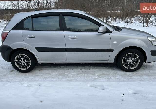 Серый Киа Рио, объемом двигателя 1.4 л и пробегом 271 тыс. км за 4500 $, фото 5 на Automoto.ua