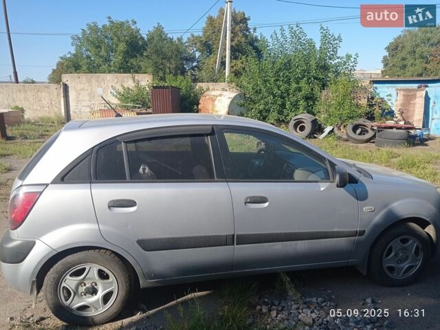 Сірий Кіа Ріо, об'ємом двигуна 1.4 л та пробігом 190 тис. км за 3900 $, фото 1 на Automoto.ua