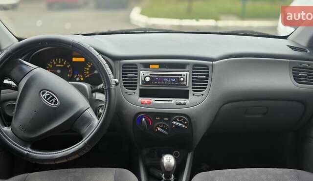 Серый Киа Рио, объемом двигателя 1.4 л и пробегом 130 тыс. км за 4500 $, фото 4 на Automoto.ua