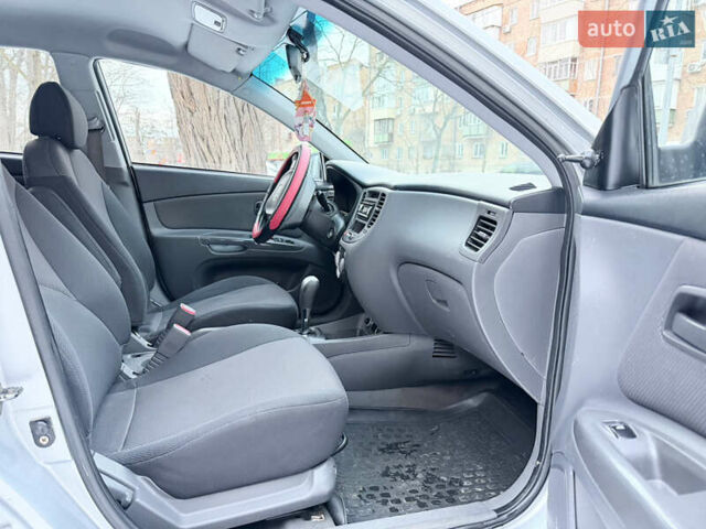 Сірий Кіа Ріо, об'ємом двигуна 1.34 л та пробігом 196 тис. км за 5300 $, фото 18 на Automoto.ua