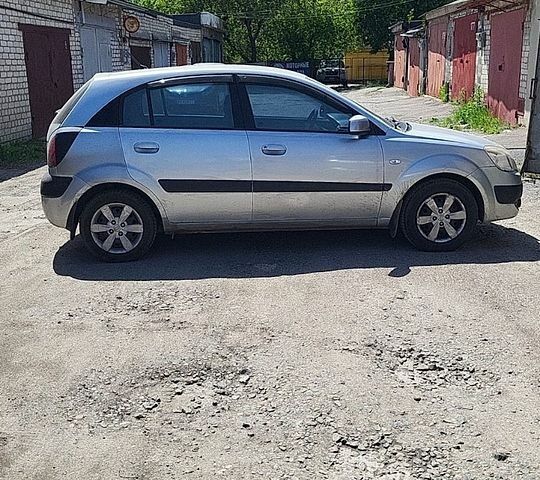 Серый Киа Рио, объемом двигателя 1.4 л и пробегом 205 тыс. км за 3950 $, фото 3 на Automoto.ua