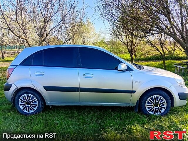 Серый Киа Рио, объемом двигателя 1.4 л и пробегом 220 тыс. км за 3800 $, фото 2 на Automoto.ua