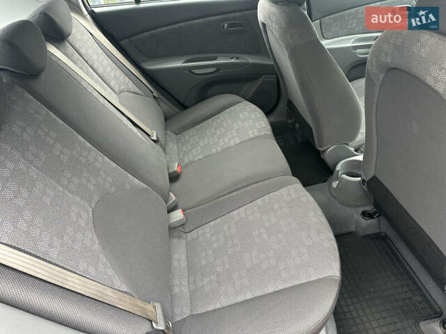 Сірий Кіа Ріо, об'ємом двигуна 1.4 л та пробігом 98 тис. км за 5990 $, фото 21 на Automoto.ua