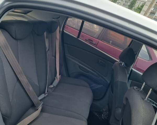Серый Киа Рио, объемом двигателя 1.4 л и пробегом 270 тыс. км за 4000 $, фото 5 на Automoto.ua