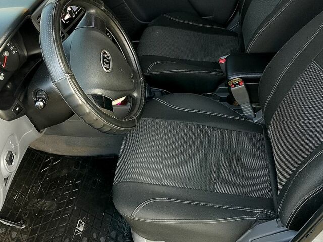 Сірий Кіа Ріо, об'ємом двигуна 1.4 л та пробігом 227 тис. км за 4000 $, фото 10 на Automoto.ua