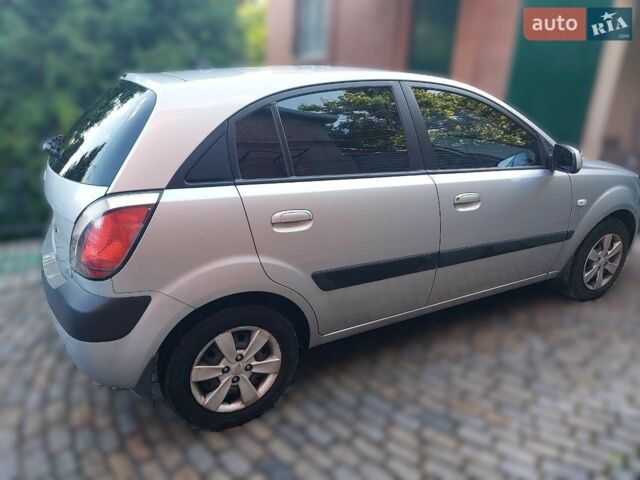 Серый Киа Рио, объемом двигателя 1.4 л и пробегом 33 тыс. км за 5500 $, фото 6 на Automoto.ua