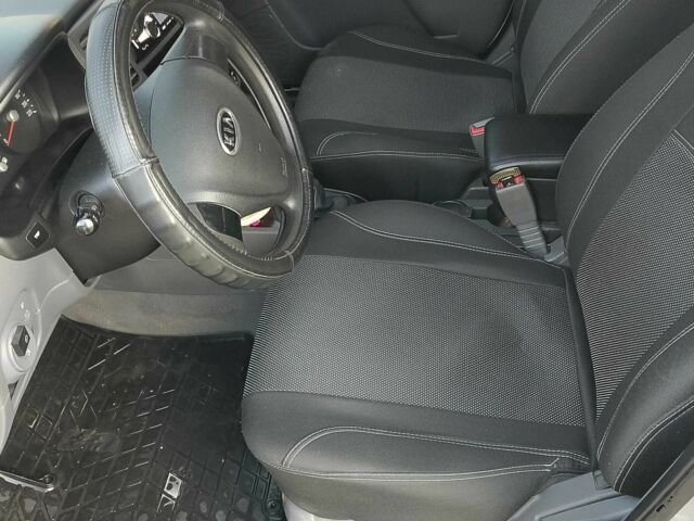 Сірий Кіа Ріо, об'ємом двигуна 1.4 л та пробігом 227 тис. км за 4000 $, фото 11 на Automoto.ua