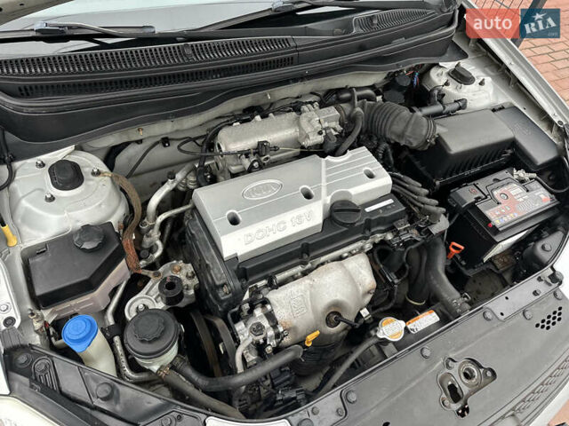 Сірий Кіа Ріо, об'ємом двигуна 1.4 л та пробігом 98 тис. км за 5990 $, фото 24 на Automoto.ua