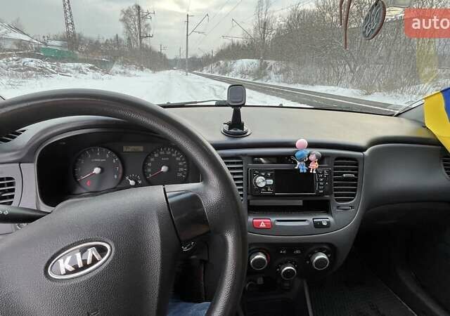 Серый Киа Рио, объемом двигателя 1.4 л и пробегом 271 тыс. км за 4500 $, фото 6 на Automoto.ua