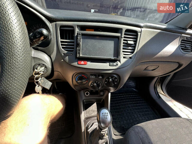 Серый Киа Рио, объемом двигателя 1.4 л и пробегом 223 тыс. км за 4900 $, фото 23 на Automoto.ua
