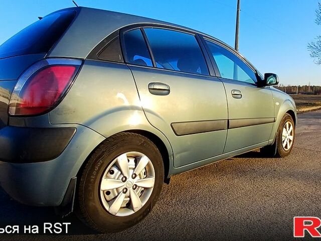 Сірий Кіа Ріо, об'ємом двигуна 1.4 л та пробігом 357 тис. км за 3800 $, фото 3 на Automoto.ua