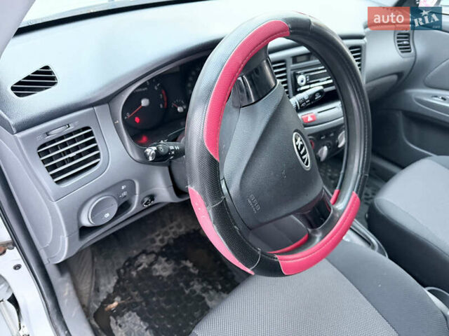 Сірий Кіа Ріо, об'ємом двигуна 1.34 л та пробігом 196 тис. км за 5300 $, фото 15 на Automoto.ua