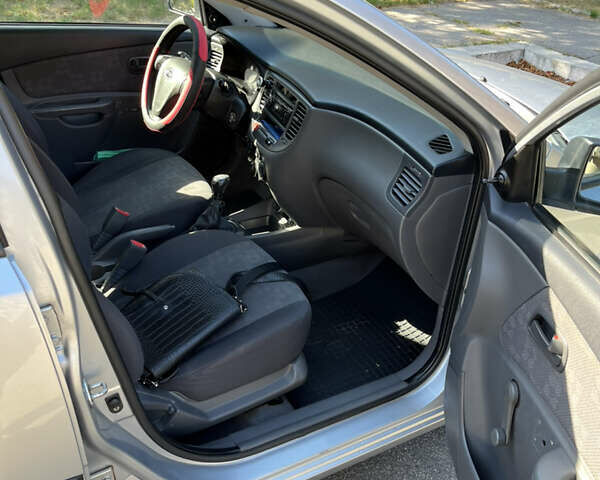 Серый Киа Рио, объемом двигателя 1.4 л и пробегом 140 тыс. км за 5300 $, фото 10 на Automoto.ua