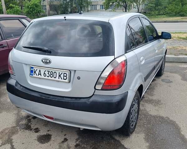 Серый Киа Рио, объемом двигателя 1.4 л и пробегом 270 тыс. км за 4000 $, фото 2 на Automoto.ua