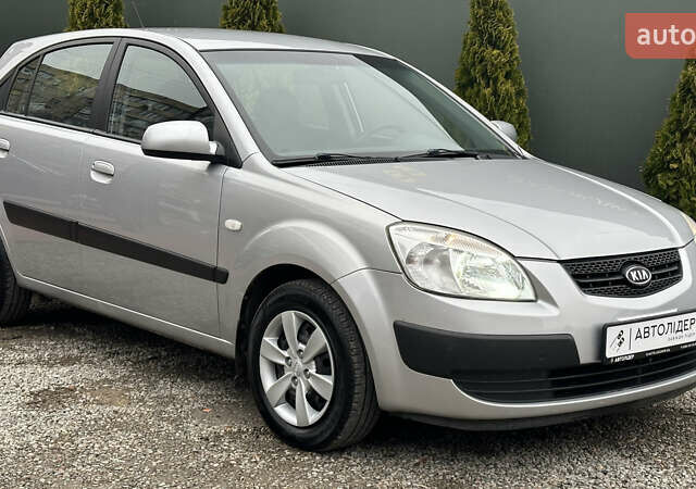 Сірий Кіа Ріо, об'ємом двигуна 1.4 л та пробігом 98 тис. км за 5990 $, фото 4 на Automoto.ua