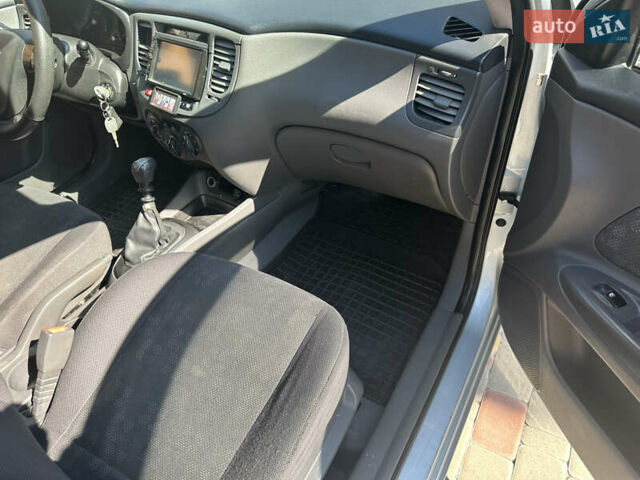 Серый Киа Рио, объемом двигателя 1.4 л и пробегом 223 тыс. км за 4900 $, фото 19 на Automoto.ua