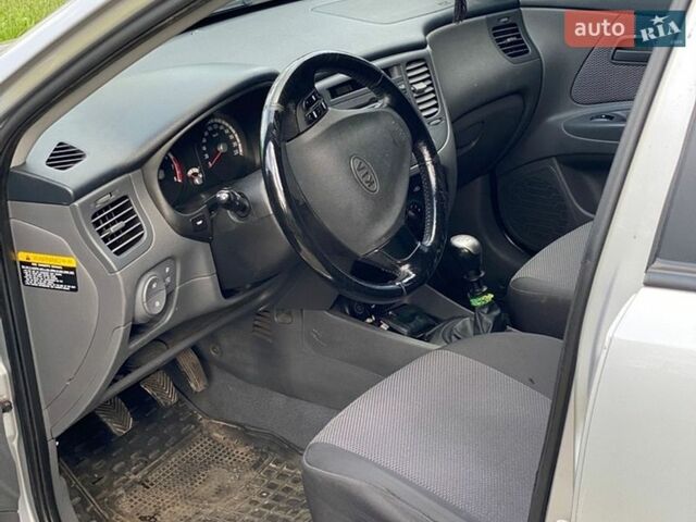 Серый Киа Рио, объемом двигателя 1.4 л и пробегом 188 тыс. км за 4600 $, фото 7 на Automoto.ua
