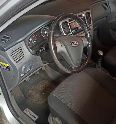 Серый Киа Рио, объемом двигателя 1.4 л и пробегом 220 тыс. км за 4200 $, фото 7 на Automoto.ua