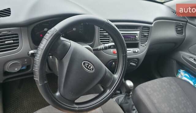 Серый Киа Рио, объемом двигателя 1.4 л и пробегом 130 тыс. км за 4500 $, фото 7 на Automoto.ua