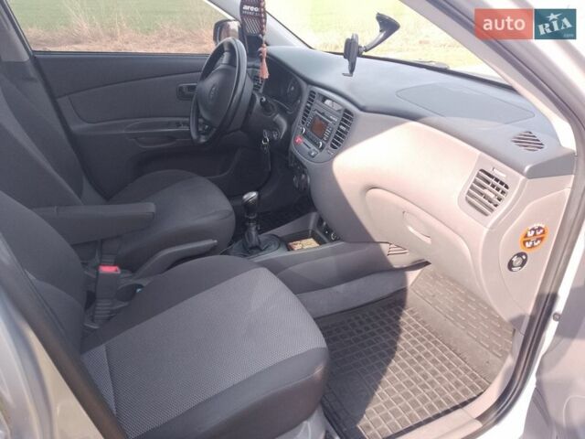 Серый Киа Рио, объемом двигателя 1.4 л и пробегом 119 тыс. км за 5000 $, фото 6 на Automoto.ua