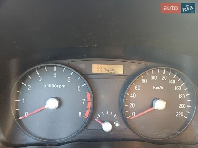 Серый Киа Рио, объемом двигателя 1.4 л и пробегом 357 тыс. км за 3800 $, фото 5 на Automoto.ua