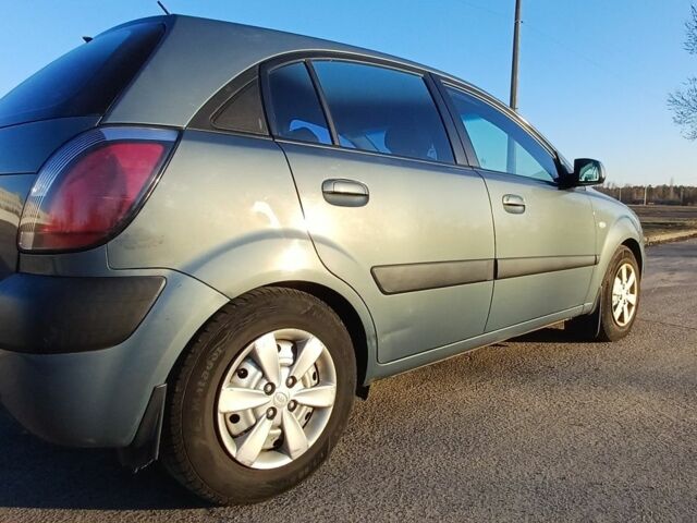 Сірий Кіа Ріо, об'ємом двигуна 1.4 л та пробігом 357 тис. км за 3800 $, фото 2 на Automoto.ua