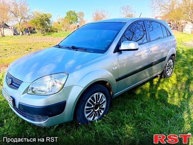 Серый Киа Рио, объемом двигателя 1.4 л и пробегом 220 тыс. км за 3800 $, фото 1 на Automoto.ua