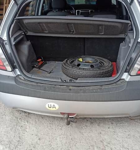 Серый Киа Рио, объемом двигателя 1.4 л и пробегом 220 тыс. км за 4200 $, фото 4 на Automoto.ua