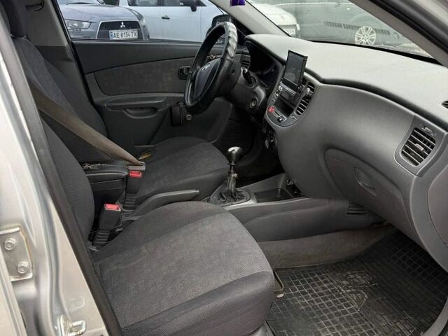 Сірий Кіа Ріо, об'ємом двигуна 1.4 л та пробігом 300 тис. км за 2750 $, фото 2 на Automoto.ua