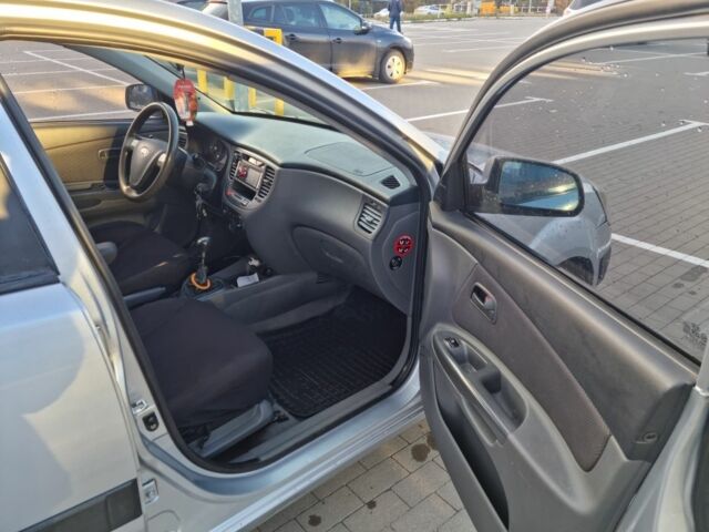 Серый Киа Рио, объемом двигателя 1.4 л и пробегом 200 тыс. км за 4200 $, фото 3 на Automoto.ua