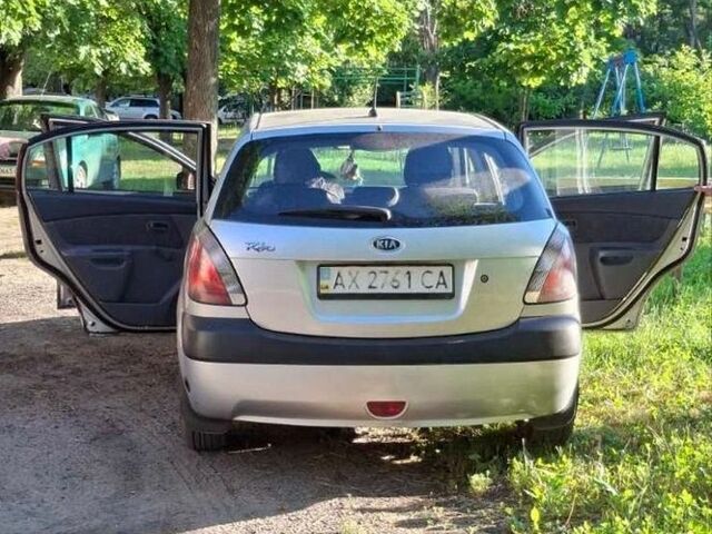 Серый Киа Рио, объемом двигателя 1.4 л и пробегом 240 тыс. км за 5000 $, фото 4 на Automoto.ua