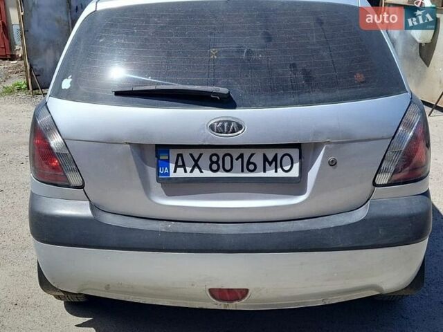 Сірий Кіа Ріо, об'ємом двигуна 1.4 л та пробігом 205 тис. км за 3950 $, фото 1 на Automoto.ua