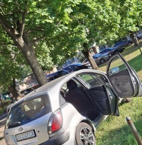 Сірий Кіа Ріо, об'ємом двигуна 1.4 л та пробігом 240 тис. км за 5500 $, фото 7 на Automoto.ua