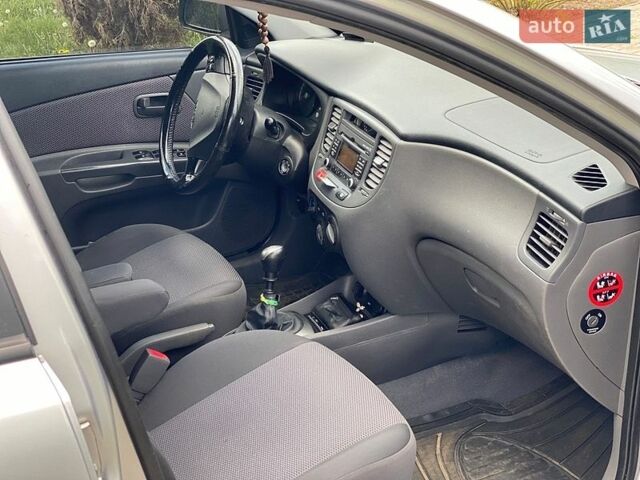 Серый Киа Рио, объемом двигателя 1.4 л и пробегом 188 тыс. км за 4600 $, фото 5 на Automoto.ua