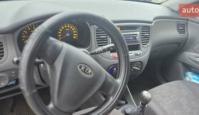 Серый Киа Рио, объемом двигателя 1.4 л и пробегом 130 тыс. км за 4500 $, фото 6 на Automoto.ua