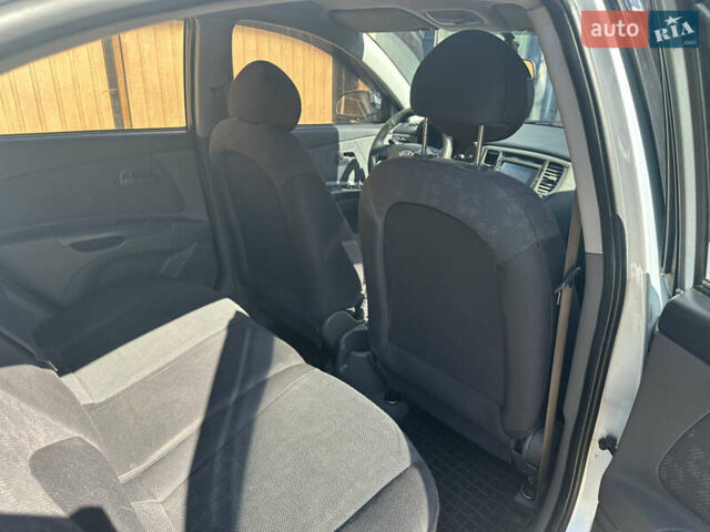 Серый Киа Рио, объемом двигателя 1.4 л и пробегом 223 тыс. км за 4900 $, фото 16 на Automoto.ua