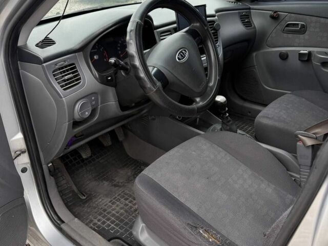 Серый Киа Рио, объемом двигателя 1.4 л и пробегом 300 тыс. км за 3200 $, фото 5 на Automoto.ua