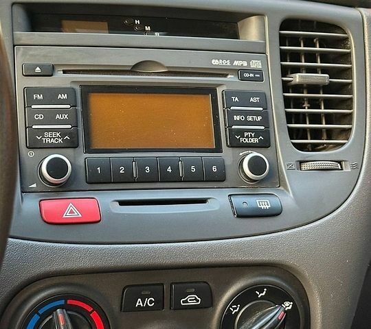 Серый Киа Рио, объемом двигателя 1.4 л и пробегом 136 тыс. км за 5200 $, фото 26 на Automoto.ua