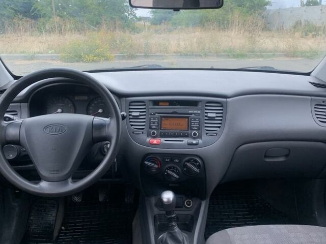 Сірий Кіа Ріо, об'ємом двигуна 1.4 л та пробігом 250 тис. км за 4697 $, фото 2 на Automoto.ua
