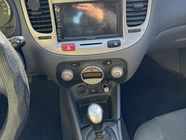 Серый Киа Рио, объемом двигателя 1.4 л и пробегом 196 тыс. км за 4450 $, фото 14 на Automoto.ua