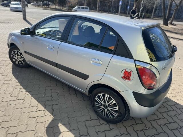Серый Киа Рио, объемом двигателя 1.4 л и пробегом 196 тыс. км за 4450 $, фото 4 на Automoto.ua