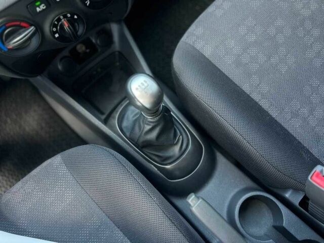 Серый Киа Рио, объемом двигателя 1.4 л и пробегом 135 тыс. км за 5778 $, фото 17 на Automoto.ua