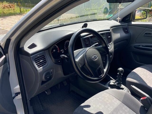 Серый Киа Рио, объемом двигателя 1.4 л и пробегом 223 тыс. км за 4250 $, фото 14 на Automoto.ua