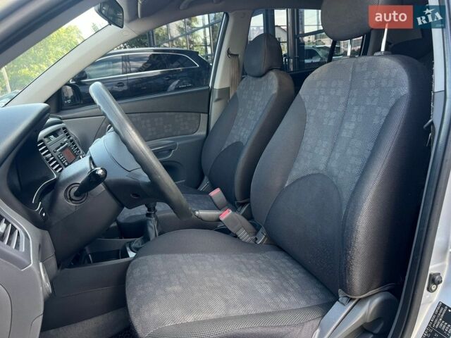 Сірий Кіа Ріо, об'ємом двигуна 1.4 л та пробігом 135 тис. км за 5800 $, фото 8 на Automoto.ua