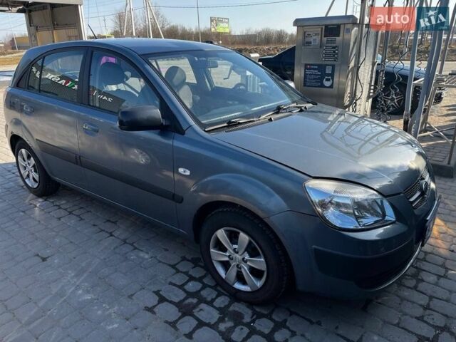 Серый Киа Рио, объемом двигателя 1.4 л и пробегом 221 тыс. км за 3500 $, фото 2 на Automoto.ua