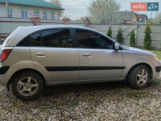 Серый Киа Рио, объемом двигателя 1.4 л и пробегом 135 тыс. км за 4500 $, фото 4 на Automoto.ua