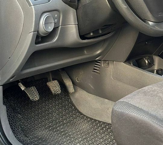 Серый Киа Рио, объемом двигателя 1.4 л и пробегом 136 тыс. км за 5200 $, фото 13 на Automoto.ua