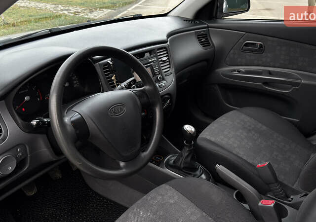 Серый Киа Рио, объемом двигателя 1.4 л и пробегом 131 тыс. км за 4650 $, фото 8 на Automoto.ua